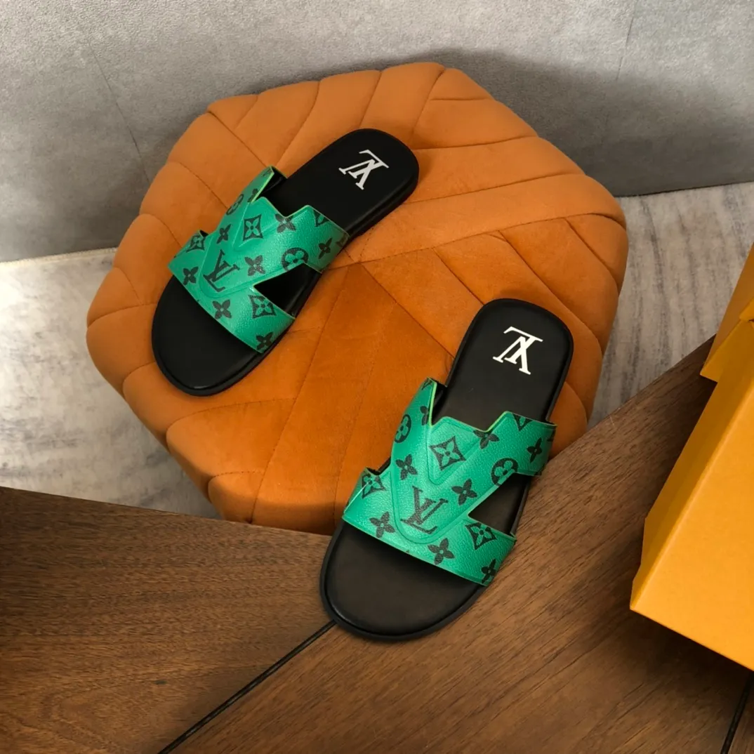 Factory price: 270💰LV counters are selling new brand luxury men's slippers, casual, loose and comfortable. The must-have model in the picture above [Happy][Happy], multiple colors available Size: 38-44, customized 45